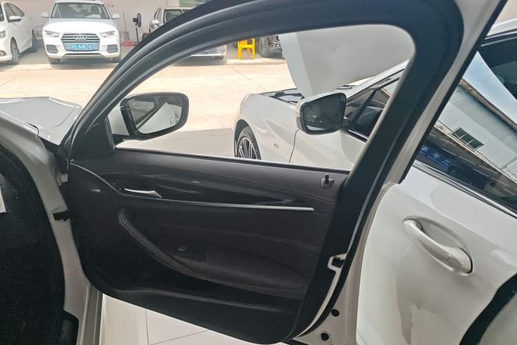 Used BMW 5 Series 2020 525Li M Sport Package Right Front Door Interior