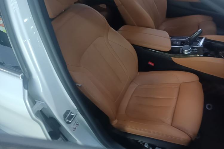Used BMW 5 Series 2020 530Li Luxury Edition M Sport Package Right Front Seat