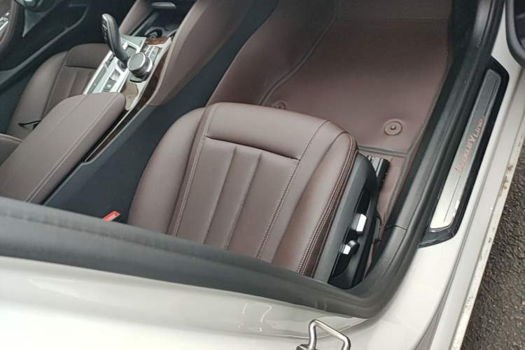 Used BMW 5 Series 2020 525Li Luxury Package Right Front Seat