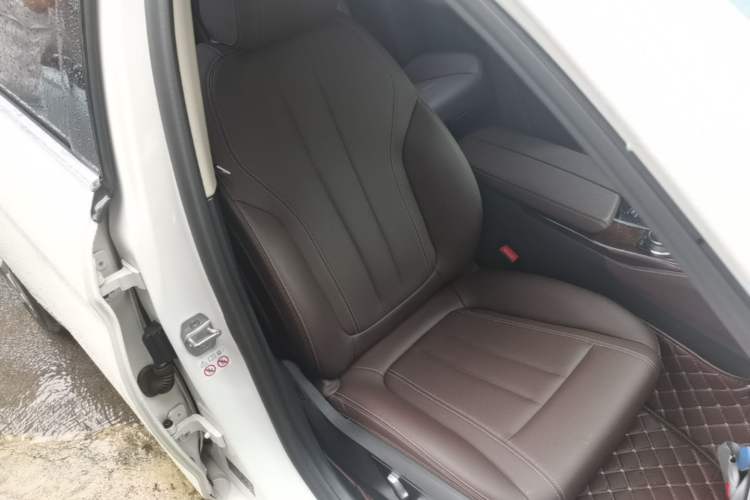 Used BMW 5 Series 2020 525Li Luxury Package Right Front Seat