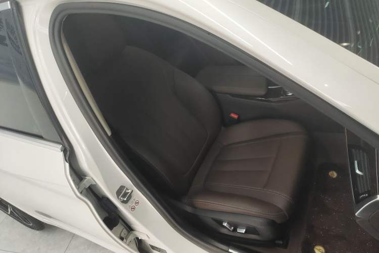 Used BMW 5 Series 2020 525Li Luxury Package Right Front Seat