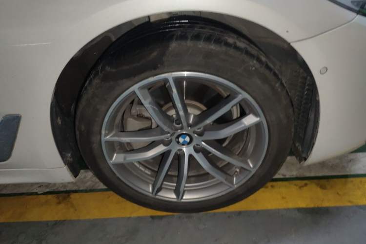 Used BMW 5 Series 2020 525Li M Sport Package Right Front Wheel Hub