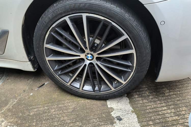 Used BMW 5 Series 2020 530Li Leading Model M Sport Package Right Front Wheel Hub