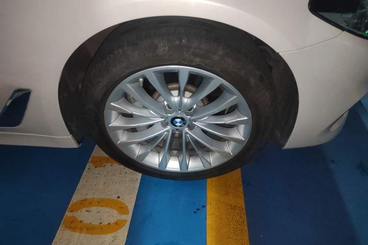 Used BMW 5 Series 2020 530Li Leading Edition Luxury Package Right Front Wheel Hub