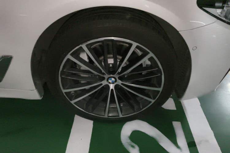 Used BMW 5 Series 2020 530Li Luxury Edition M Sport Package Right Front Wheel Hub