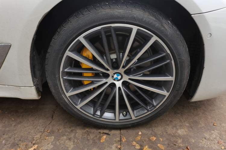 Used BMW 5 Series 2020 530Li xDrive M Sport Package Right Front Wheel Hub