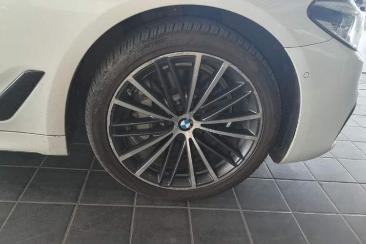 Used BMW 5 Series 2020 530Li xDrive M Sport Package Right Front Wheel Hub