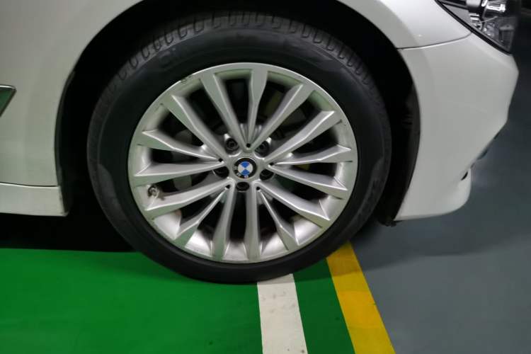 Used BMW 5 Series 2020 530Li Luxury Edition Premium Package Right Front Wheel Hub