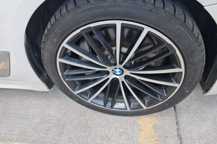 Used BMW 5 Series 2020 530Li Luxury Edition M Sport Package Right Front Wheel Hub
