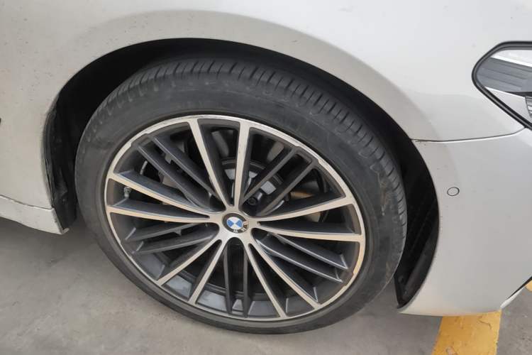 Used BMW 5 Series 2020 530Li Leading Model M Sport Package Right Front Wheel Hub