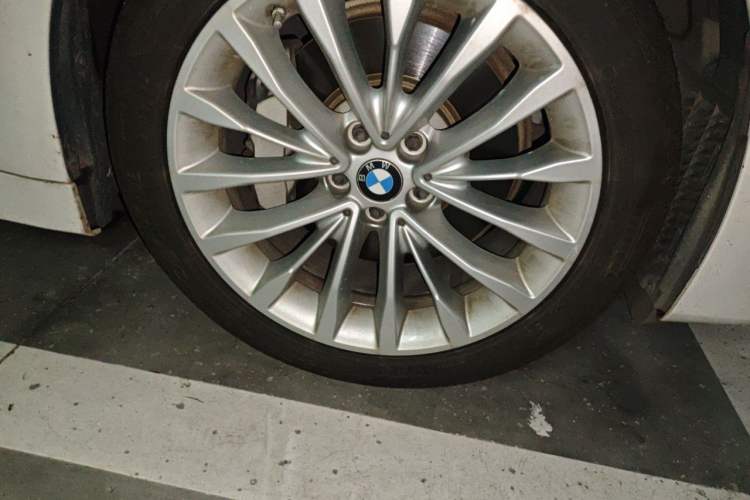 Used BMW 5 Series 2020 530Li Leading Edition Luxury Package Right Front Wheel Hub