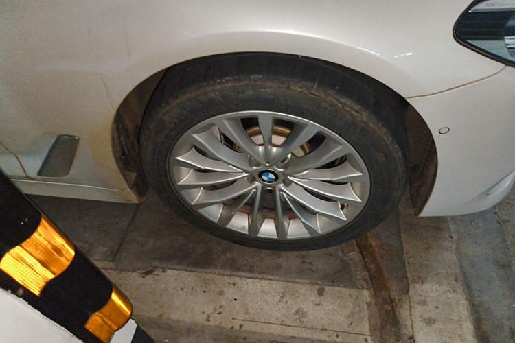 Used BMW 5 Series 2020 530Li Leading Edition Luxury Package Right Front Wheel Hub