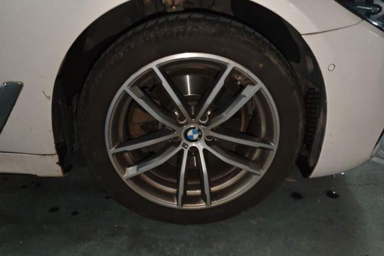 Used BMW 5 Series 2020 525Li M Sport Package Right Front Wheel Hub
