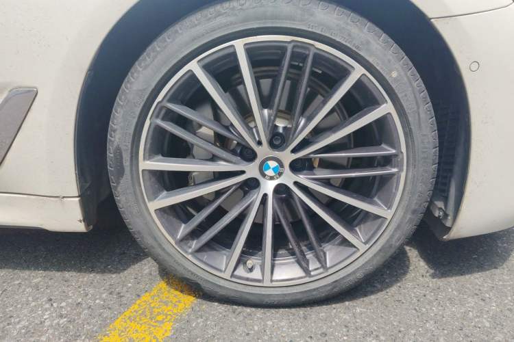 Used BMW 5 Series 2020 530Li Leading Model M Sport Package Right Front Wheel Hub