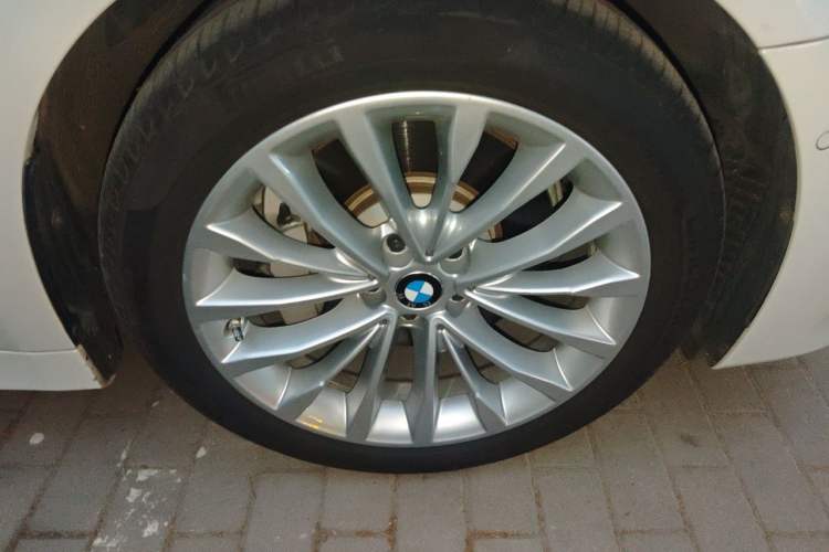 Used BMW 5 Series 2020 530Li Luxury Edition Premium Package Right Front Wheel Hub