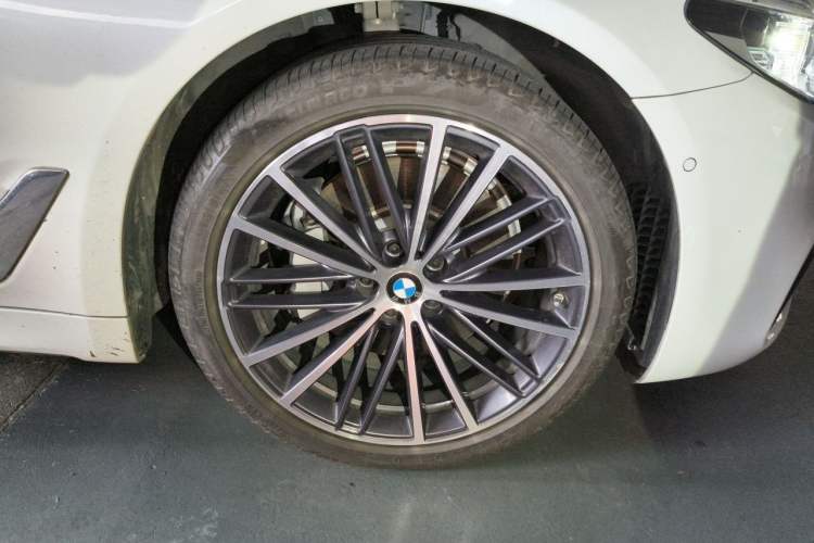 Used BMW 5 Series 2020 530Li Luxury Edition M Sport Package Right Front Wheel Hub