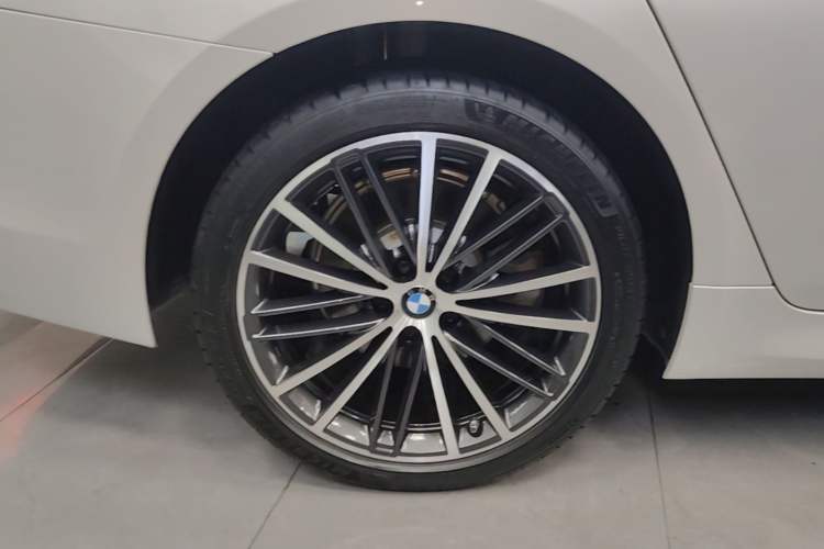 Used BMW 5 Series 2020 530Li Leading Model M Sport Package Right Rear Wheel Hub