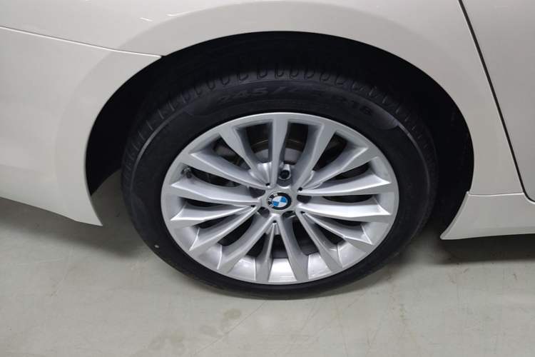 Used BMW 5 Series 2020 530Li xDrive Luxury Package Right Rear Wheel Hub