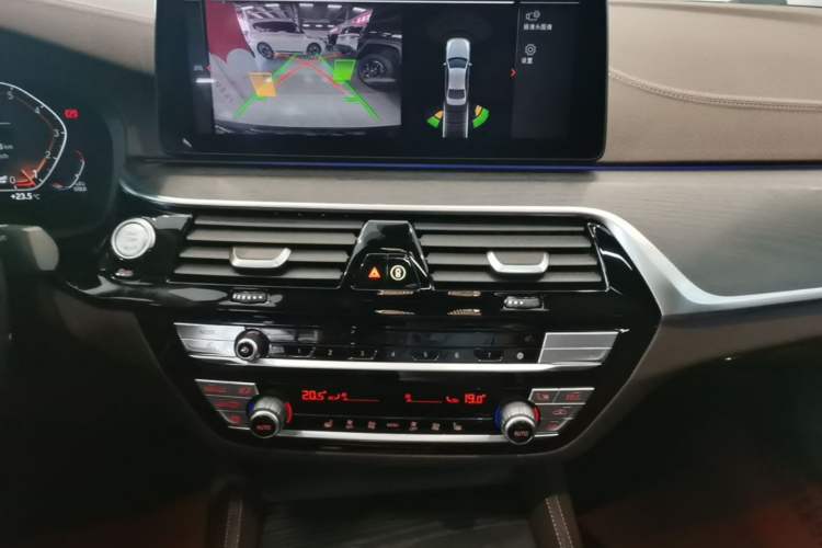 Used BMW 5 Series 2021 Facelifted 530Li Leading Edition M Sport Package Audio And AC Panel