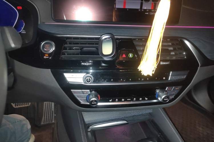 Used BMW 5 Series 2021 Facelifted 530Li Leading Edition M Sport Package Audio And AC Panel