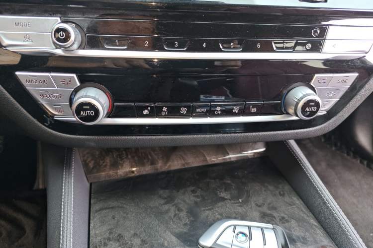 Used BMW 5 Series 2021 525Li M Sport Package Audio And AC Panel