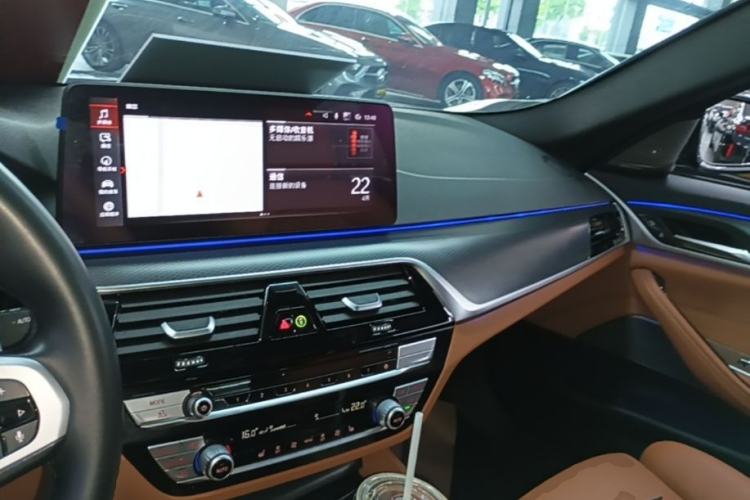 Used BMW 5 Series 2021 530i M Sport Package Center Console