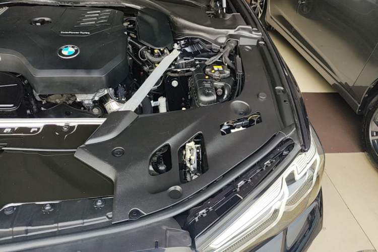 Used BMW 5 Series 2021 525Li M Sport Package Engine Bay Left