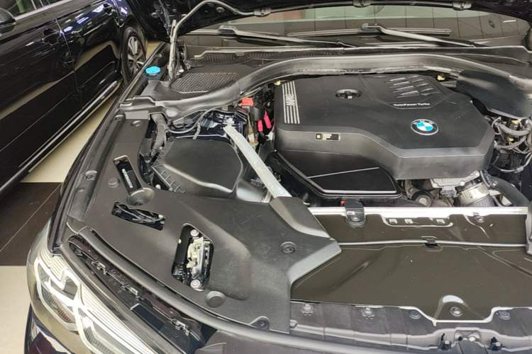 Used BMW 5 Series 2021 525Li M Sport Package Engine Bay Right