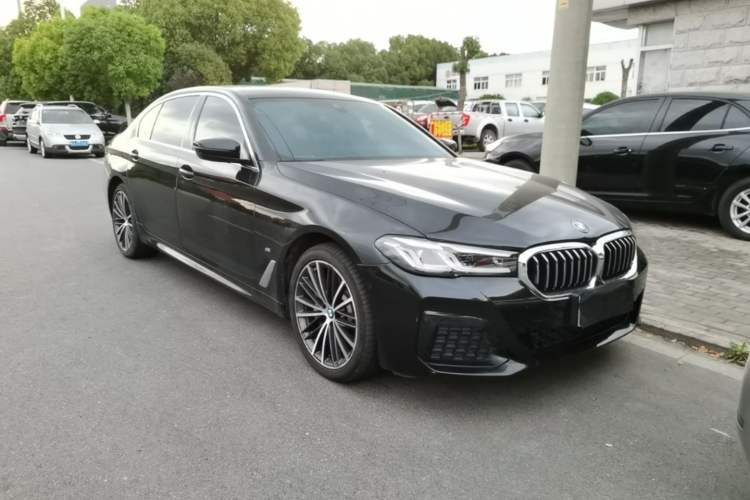 Used BMW 5 Series 2021 Facelifted 530Li Leading Edition M Sport Package Front Right 45 Deg
