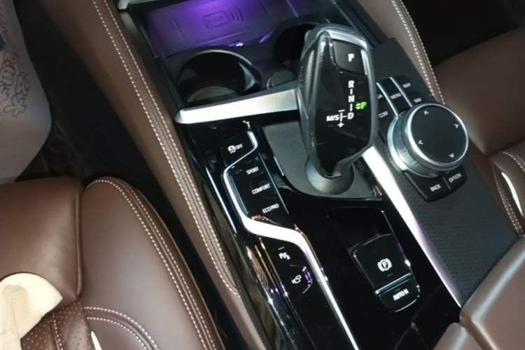 Used BMW 5 Series 2021 Restyled 540i Sport Line with M Sports Package Gear Lever