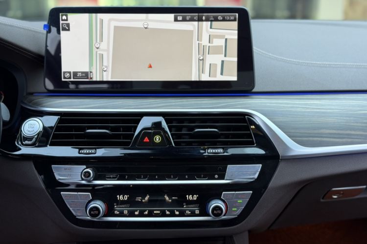 Used BMW 5 Series 2021 Updated 530Li Luxury Package Premium Edition Interior 3