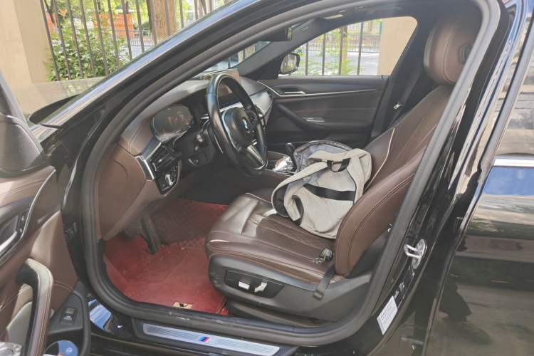 Used BMW 5 Series 2021 Facelifted 530Li Leading Edition M Sport Package Left Front Seat
