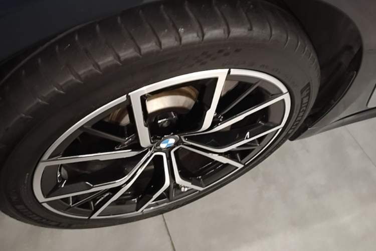 Used BMW 5 Series 2021 Restyled 530Li Luxury Edition M Sport Package Left Front Wheel Hub
