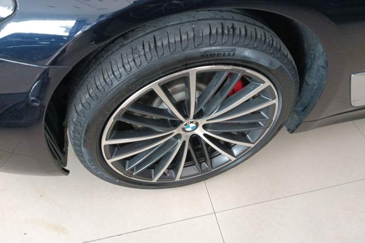 Used BMW 5 Series 2021 530Li Leading Model M Sport Package Left Front Wheel Hub