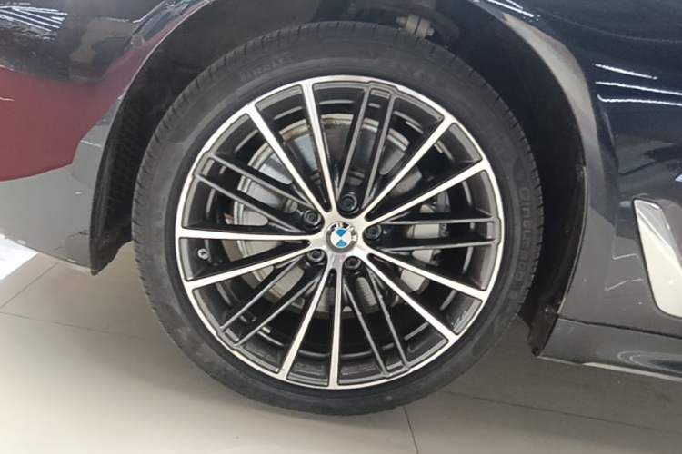Used BMW 5 Series 2021 Facelifted 530Li Leading Edition M Sport Package Left Front Wheel Hub