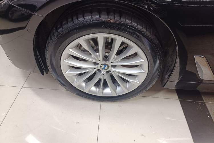 Used BMW 5 Series 2021 525Li Luxury Package Left Front Wheel Hub