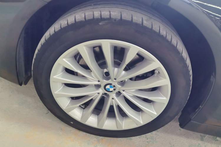 Used BMW 5 Series 2021 525Li Luxury Package Left Front Wheel Hub