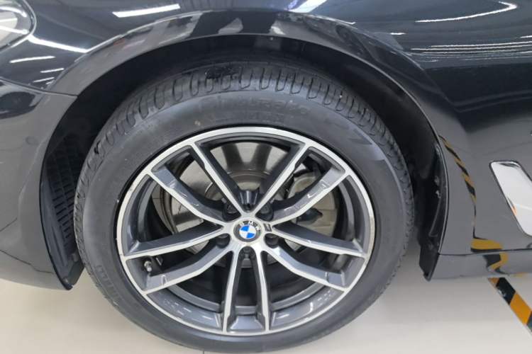 Used BMW 5 Series 2021 525Li M Sport Package Left Front Wheel Hub