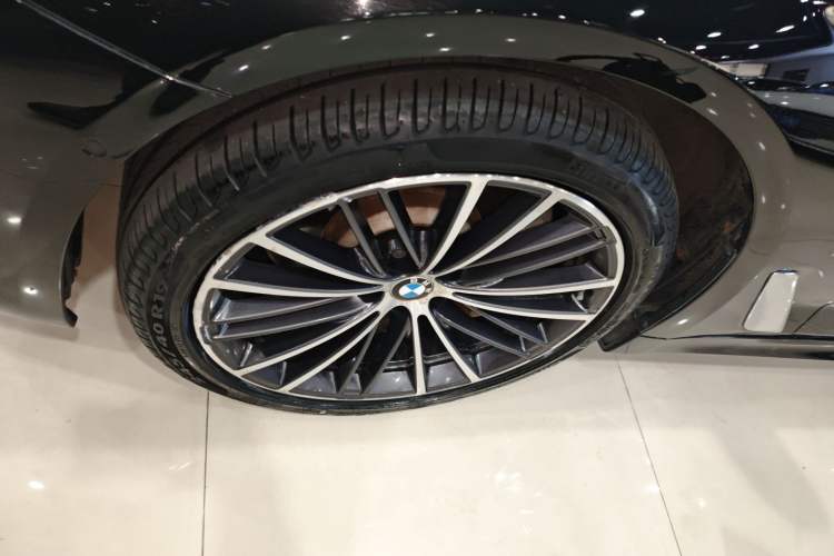Used BMW 5 Series 2021 Facelifted 530Li Leading Edition M Sport Package Left Front Wheel Hub