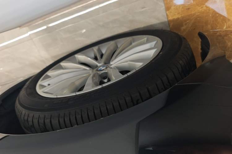 Used BMW 5 Series 2021 525Li Luxury Package Left Front Wheel Hub