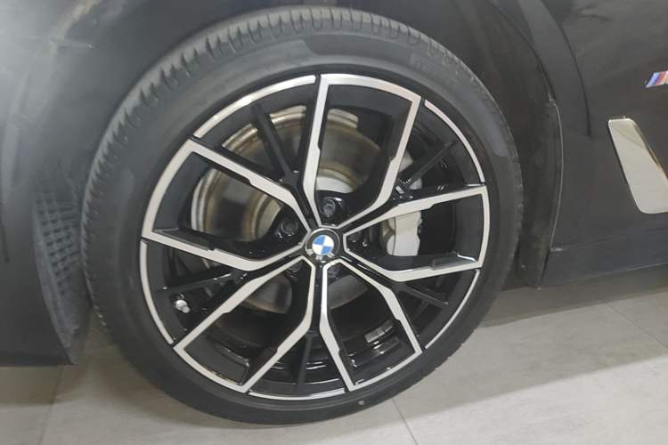 Used BMW 5 Series 2021 530Li Luxury Edition M Sport Package Left Front Wheel Hub