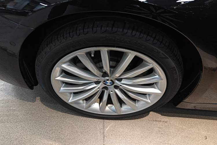 Used BMW 5 Series 2021 Updated 530Li Luxury Package Premium Edition Left Front Wheel Hub