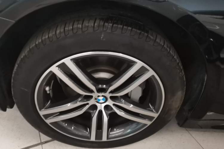 Used BMW 5 Series 2021 530Li Leading Luxury Package Left Front Wheel Hub