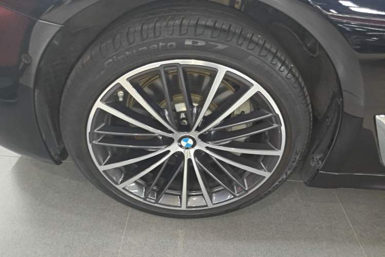 Used BMW 5 Series 2021 Facelifted 530Li Leading Edition M Sport Package Left Front Wheel Hub