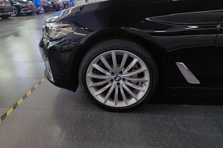 Used BMW 5 Series 2021 Updated 530Li Luxury Package Premium Edition Left Front Wheel Hub