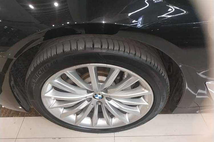 Used BMW 5 Series 2021 530Li Luxury Edition Premium Package Left Front Wheel Hub
