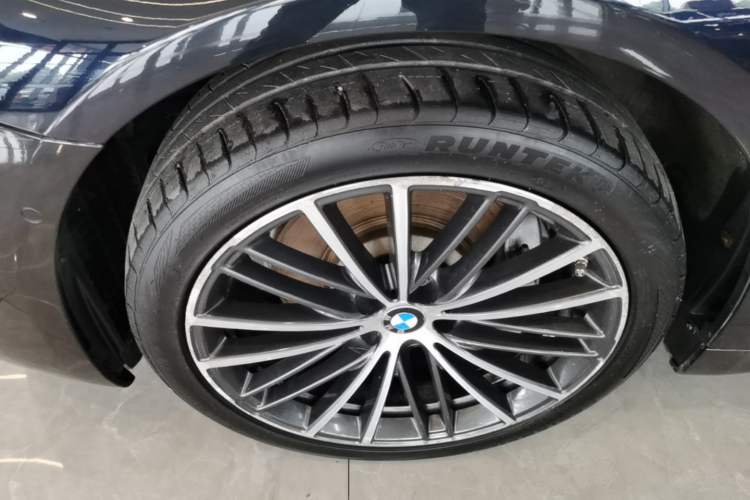 Used BMW 5 Series 2021 Facelifted 530Li Leading Edition M Sport Package Left Front Wheel Hub