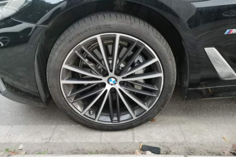 Used BMW 5 Series 2021 Facelifted 530Li Leading Edition M Sport Package Left Front Wheel Hub