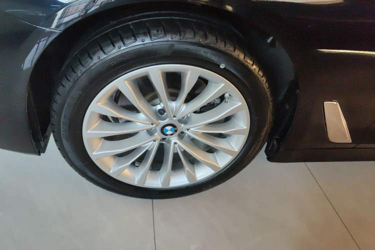 Used BMW 5 Series 2021 525Li Luxury Package Left Front Wheel Hub