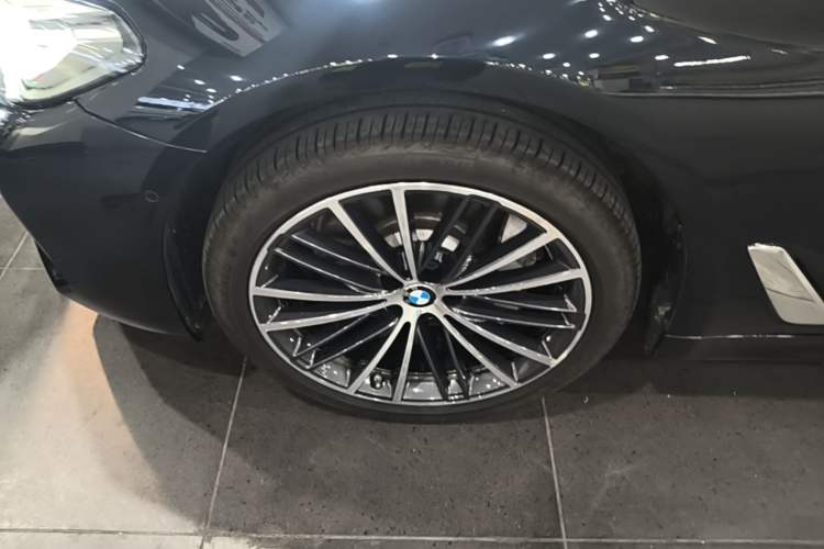 Used BMW 5 Series 2021 530Li Leading Model M Sport Package Left Front Wheel Hub